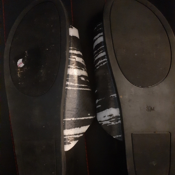 NWOT - By Guess Black & White Sandals - Picture 3 of 6